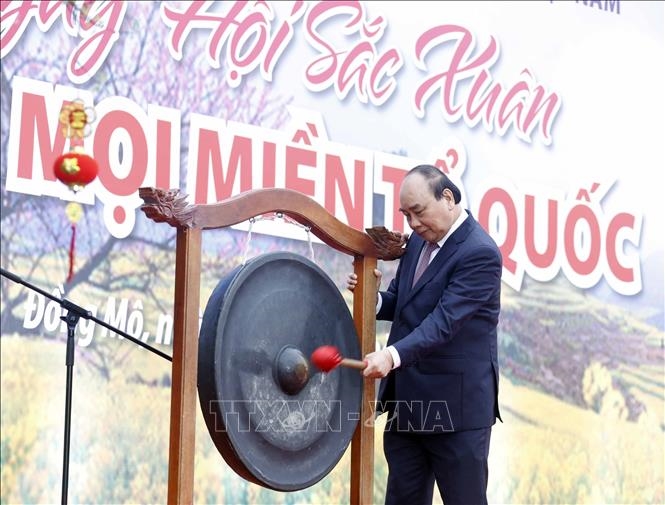 State leader joins ethnic groups in spring festival